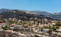 Vue aérienne des collines de Fyli ravagées par des incendies dans la région de Acharnes, au nord d'AthÚnes, le 24 août 2023