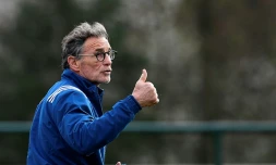 Guy Noves, alors entraĂźneur du XV de France, lors d'un entraĂźnement, le 17 mars 2017 Ă Marcoussis, Ă la veille du match du Tournoi des Six nations contre le pays de Galles