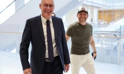 Le patron de la Fédération française de rugby, Bernard Laporte, arrive au tribunal à Paris où il doit être jugé pour des soupçons de favoritisme impliquant le milliardaire Mohed Altrad, le 7 septembre 2022 