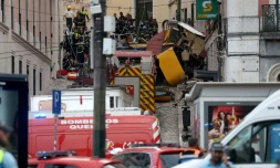Police et pompiers sur le site de l'accident de funiculaire qui a fait plusieurs morts à Lisbonne, au Portugal, le 3 septembre 2025