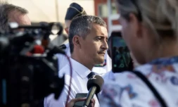 Le ministre de l'Intérieur Gérald Darmanin (c) en visite à Mayotte, le 24 juin 2023 ( AFP / Chafion MADI )