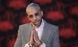 Le rappeur français Nabil Arlabelek alias "Naps" pose sur le tapis rouge avant la 23e cérémonie des NRJ Music Awards au Palais des Festivals de Cannes, le 20 novembre 2021 ( AFP / Valery HACHE )