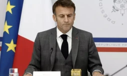 Le président Emmanuel Macron, le 20 octobre 2023, pendant une visioconférence à l'Elysée avec les familles des otages français détenus à Gaza ( POOL / BENOIT TESSIER )