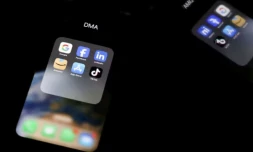 Les Emirats arabes unis ont annoncé jeudi l'interdiction des réseaux sociaux aux moins de 15 ans, emboîtant le pas à d'autres pays comme l'Australie, la Grande-Bretagne ou le Canada ( AFP / Kenzo TRIBOUILLARD )
