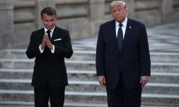Le temps est de moins en moins aux sourires entre Emmanuel Macron et Donald Trump . (Photo by Guillaume BAPTISTE / AFP)
