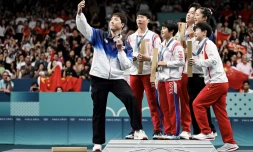 Le pongiste sud-coréen Lim Jonghoon (à gauche) célÚbre sa médaille de bronze avec les nord-coréens Ri Jong Sik et Kim Kum Yong, les athlÚtes chinois Wang Chuqin et Sun Yingsha, ainsi qu'avec sa compatriote Shin Yubin à l'issue de l'épreuve du double mixte aux Jeux olympiques de Paris 2024, le 30 juillet 2024. (JUNG YEON-JE / AFP)
