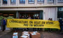 Manifestation à l'appel du syndicat des agriculteurs de la Confédération Paysanne contre l'accord commercial UE-Mercosur devant le ministère de l'Agriculture à Paris, le 14 janvier 2026 ( AFP / Dimitar DILKOFF )