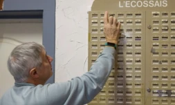 Un utilisateur dépose de l'argent dans sa boîte du club d'épargne "L'Ecossais", à Algrange, le 7 décembre 2024 en Moselle ( AFP / Jean-Christophe VERHAEGEN )