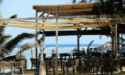 Manifestation contre les paillotes de plage KURR