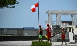Un drapeau signale une alerte au tsunami sur une plage de Chiba, dans l'est du Japon, le 30 juillet 2025 