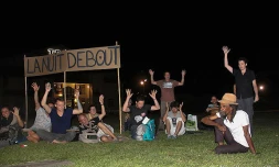 Nuit debout à champ fleuri