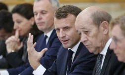 Le président de la République Emmanuel Macron (C) préside le conseil des ministres, le 17 octobre 2018 à Paris