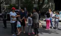 Des gens attendent dans la rue à Mexico aprÚs un séisme, le 23 juin 2020