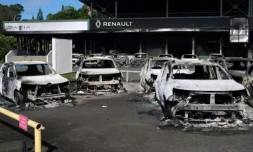 Des gendarmes positionnés dans un quartier de Nouméa, le 14 mai 2024 en Nouvelle-Calédonie ( AFP / Theo Rouby )