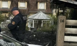 La façade du domicile du maire LR de L'Haÿ-les-Roses (Val-de-Marne) le 2 juillet après l'attaque dans la nuit à la voiture-bélier enflammée ( AFP / Nassim GOMRI )