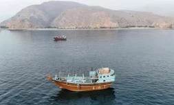Des bateaux au mouillage au large de la péninsulede Musandam, près du détroit d'Ormuz, le 27 juin 2026 à Oman ( AFP / - )