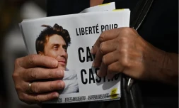 Un tract sur lequel on peut lire « Liberté pour Camilo Castro » lors d’un rassemblement avec des militants d’Amnesty International et sa famille pour protester contre sa détention au Venezuela, à Toulouse, le 20 septembre 2025. LIONEL BONAVENTURE / AFP