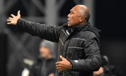 L'entraßneur de Guingamp Antoine Kombouaré donne des instructions contre Angers en Coupe de la Ligue au Roudourou, le 31 octobre 2018