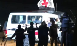 Un véhicule du CICR transportant des otages libérés par le Hamas traverse la frontiÚre entre Gaza et l'Egypte à Rafah, le 25 novembre 2023