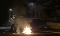 Contre le couvr-feu : des feux de poubelles à La Possession