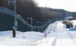 La clôture hérissée de barbelés érigée par la Finlande à la frontière russe s'étire sur 200 kilomètres.
