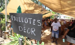 Manifestation contre les paillotes de plage KURR