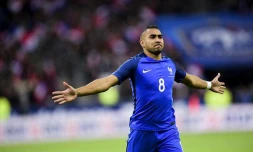 L\'attaquant des Bleus Olivier Giroud, buteur contre le Cameroun, remercie son passeur Paul Pogba, le 30 mai 2016 à La Beaujoire