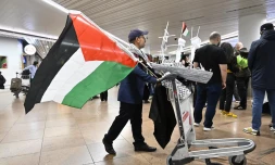 Un drapeau palestinien à l'arrivée à l'aéroport de Bruxelles des membres belges de la flottille pour Gaza, le 7 octobre 2025. (ERIC LALMAND / BELGA MAG / VIA AFP)