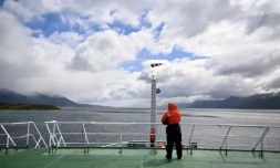 Des membres de la marine colombienne préparent le navire de recherche "ARC Simon Bolivar" à Puerto Williams, au sud du Chili, le 9 janvier 2024 ( AFP / JUAN BARRETO )