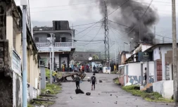 DĂ©bris sur une route lors d'une manifestation de l'opposition Ă Moroni le 17 janvier 2024 suite Ă l'annonce de la victoire de Azali Assoumani Ă lâĂ©lection prĂ©sidentielle. OLYMPIA DE MAISMONT / AFP