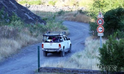 4X4 taxi mafate sur la piste de la rivière des galets 