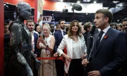   Le président Emmanuel Macron regarde le robot humanoïde Ameca d'IVADO Labs lors de sa visite au salon VivaTech, le 11 juin 2025 à Paris POOL/AFP Sarah Meyssonnier