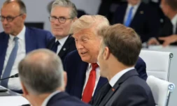 Le chancelier allemand Friedrich Merz, le Premier ministre britannique Keir Starmer, le président américain Donald Trump et le président français Emmanuel Macron au sommet du G7, à Évian, le 17 juin 2026 ( AFP / Ludovic MARIN )