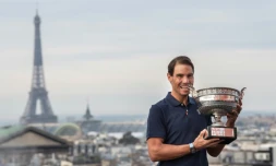 L'Espagnol Rafael Nadal présente la Coupe des Mousquetaires après sa victoire au Tournoi de tennis de Roland Garros à Paris le 12 octobre 2020.
