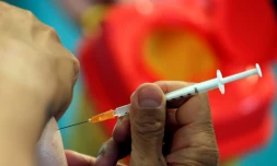 Une personne âgée reçoit sa 3e dose de vaccin contre le Covid-19 le 13 septembre 2021 à Paris