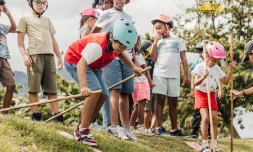 activité ski sur herbe pour les marmailles 