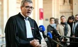 Thibault de Montbrial, avocat d'une des soeurs de Samuel Paty, devant la presse le 26 janvier 2026 au tribunal de Paris avant l'ouverture du procès en appel de quatre personnes pour leur rôle dans l'assassinat de l'enseignant ( AFP / Bertrand GUAY )