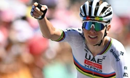 Tadej Pogacar s'impose à nouveau dans le Tour de France, à l'issue de la 7e étape, à Mûr-de-Bretagne, le 11 juillet 2025