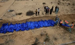 Des Palestiniens enterrent des corps dans une fosse commune Ă Khan YounĂšs, dans le sud de la bande de Gaza, le 22 novembre 2023 ( AFP / Mahmud HAMS )