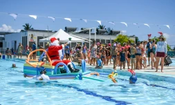 Le Port : le père Noël fait une escale à la piscine