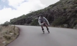 Samuel Dijoux descend la route du volcan en roller