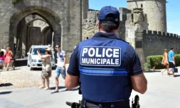 Un policier municipal devant la cité de Carcassonne, le 2 août 2016
