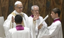 Cette photo prise et distribuée le 9 mai 2025 par les médias du Vatican montre le pape Léon XIV lors d'une messe avec les cardinaux dans la chapelle Sixtine au Vatican. ( VATICAN MEDIA / Handout )