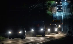Un convoi des forces de l'ordre près des maisons du père et du frère de Robert Card, à Bowdoin dans le Maine, le 26 octobre 2023 ( AFP / Joseph Prezioso )