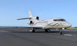 un falcon asiatique s'est posé à l'aéroport de saint-denis