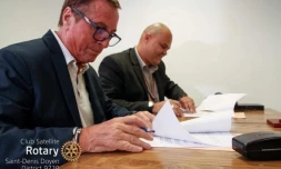 Signature de partenariat rotary club pour fauteulls roulants enfants Madagascar