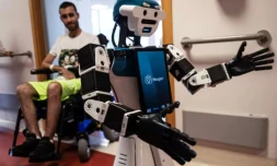 Le robot humanoïde Alter-Ego, conçu par l'Institut italien de technologie, assiste le patient Daniel Senna, à l'hÎpital Maugeri de Milan, le 12 juin 2026 ( AFP / MARCO BERTORELLO )