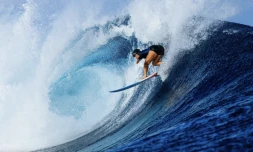 Johanne Defay samedi dernier sur la vague de Cloudbreak où elle s'était imposée en 2016 (© Matt Dunbar / WSL)