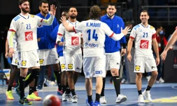 Les "Experts" heureux de leur victoire sur la Norvège pour leur entrée dans le Mondial de handball en banlieue du Caire, le 14 janvier 2021