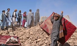 Des habitants dans les décombres de maisons détruites par un tremblement de terre à Zenda Jan, le 9 octobre 2023 dans la province de Hérat, en Afghanistan